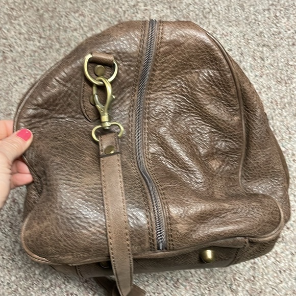 I Medici itilian leather duffle bag with padded handles & detachable crossbody - Picture 5 of 12